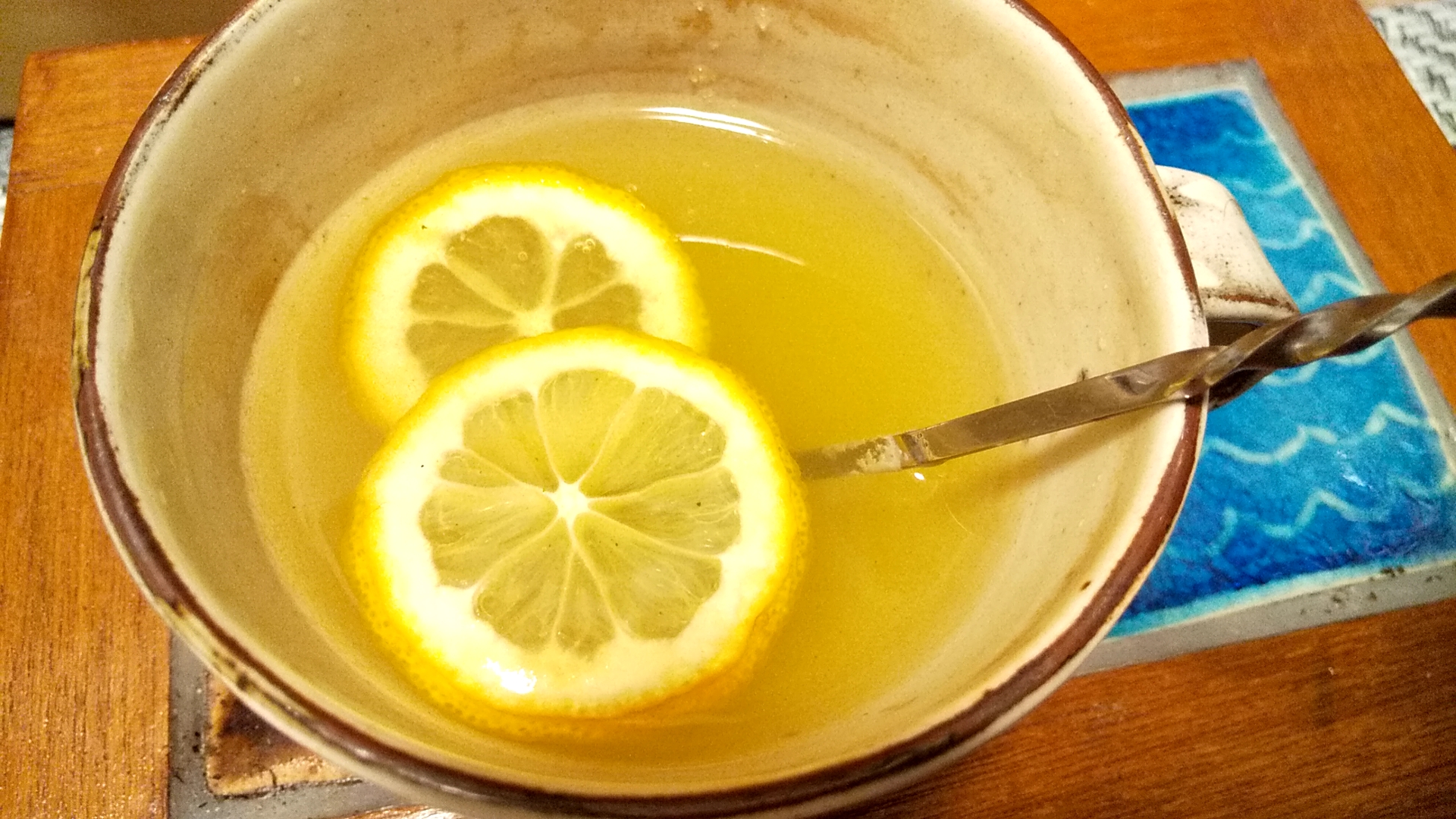 緑茶をお湯で出してレモンシロップを加えた緑茶レモン